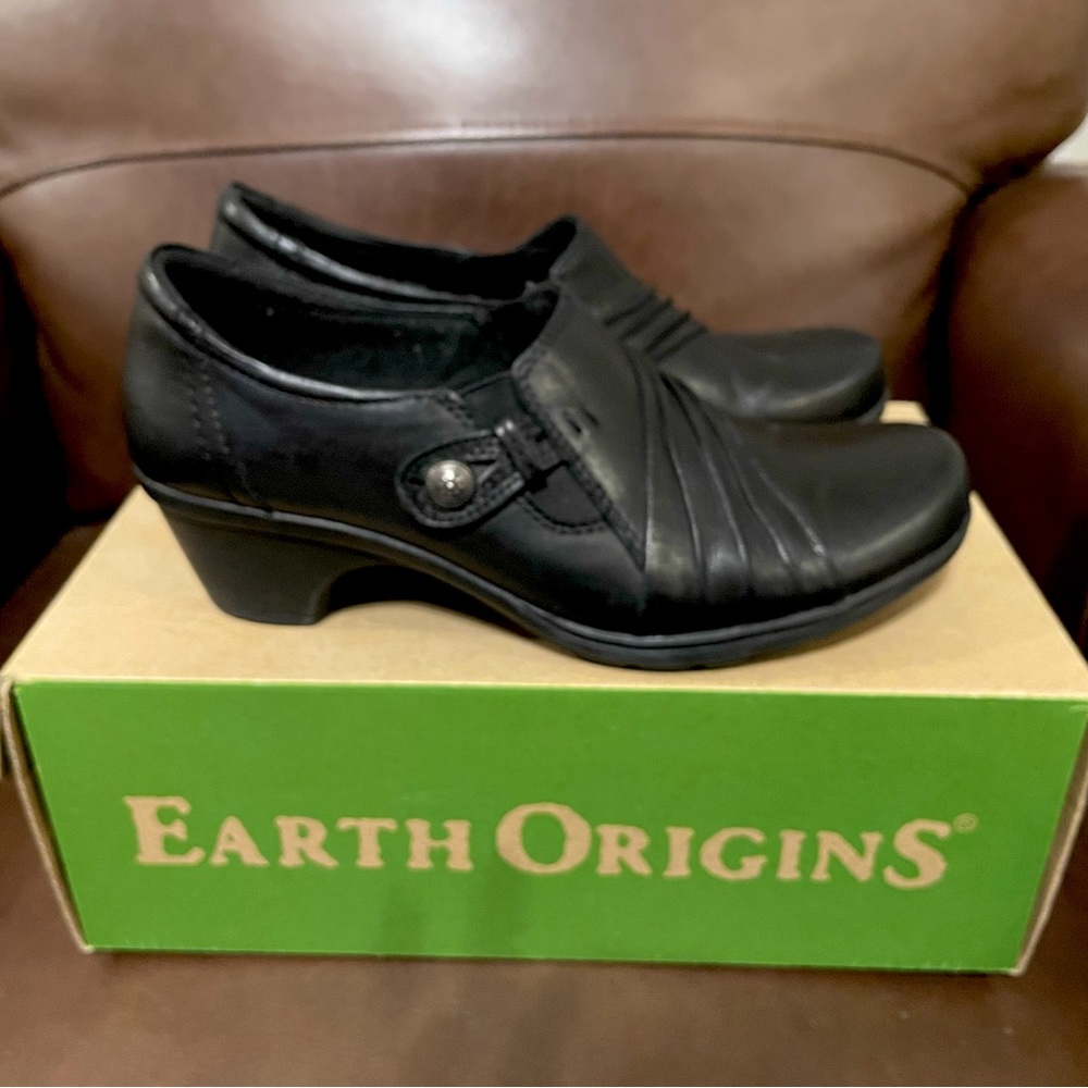 Earth Origins Rhoda Leather Shooties, Black, Sz 8.5 with box.